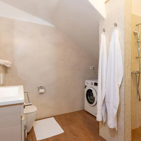 Violette Mit Pool Nahe Stadtzentrum By Interhome