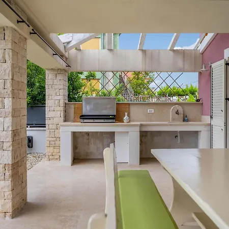 Violette Mit Pool Nahe Stadtzentrum By Interhome