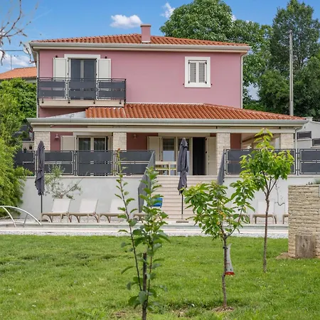 Violette Mit Pool Nahe Stadtzentrum By Interhome بيت للعطل *