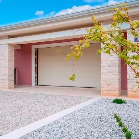 Violette Mit Pool Nahe Stadtzentrum By Interhome *